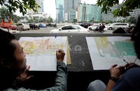 Para mahasiswa Institut Kesenian Jakarta (IKJ) melukis Tugu Selamat Datang.