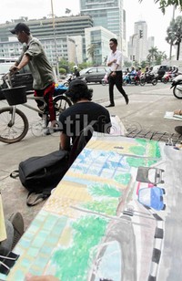 Hiruk pikuk kendaraan tak menghalangi aktivitas mereka.