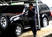 KPK sejatinya menyita 5 mobil yakni Toyota Fortuner, Nissan Navaro, Mitsubishi Grandis, Mazda CX 9, dan Pajero Sport. 4 Di antara 5 mobil itu digembosi bannya. Lamhot Aritonang/detikFoto.