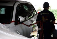 Tampak teknisi dari PKS sedang mengempesi ban mobil yang disegel KPK. Lamhot Aritonang/detikFoto.