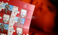 Seri perangko 150 Tahun Palang Merah Internasional terbit dua gambar salah satunya wajah J Henry Dunant.