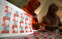Seri perangko 150 Tahun Palang Merah Internasional kini dijual bebas di kantor-kantor pos di seluruh Indonesia.     