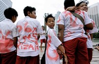 Meski hasil UN belum keluar, para siswa ini telah melakukan aksi coret-coret baju.