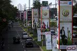 Tiang Monorel Jadi Papan Reklame