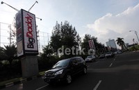 Tiang-tiang monorel di Jakarta dimanfaatkan untuk papan iklan oleh sejumlah perusahaan maupun partai politik.