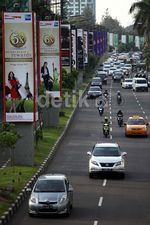 Tiang Monorel Jadi Papan Reklame