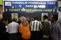Para calon penumpang mengisi formulir pemesanan tiket di Stasiun Gambir.