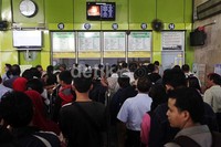 Warga mengantre untuk membeli tiket Lebaran H-3 di Loket Stasiun Gambir, Jakarta