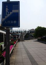 Nyamannya Berjalan di Trotoar Shanghai