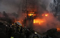 Truk pengangkut tangki gas meledak dan terbakar. Api juga menyambar rumah-rumah yang berada di sekitar lokasi. Reuters/Stringer.