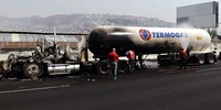 Bagian depan truk hangus terbakar. Sebelum meledak, truk ini sempat menabrak beberapa rumah dan mobil. Reuters/Stringer.