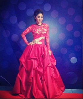 Pose-pose Cantik & Seksi Dewi Persik