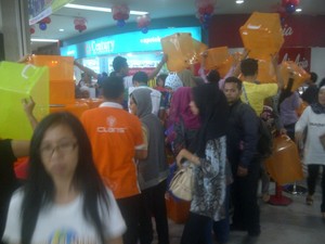 Ribuan Orang Serbu Midnight Sale Carrefour, Minyak Goreng Langsung Ludes