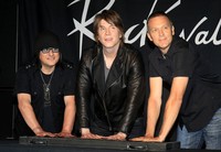 Goo Goo Dolls beranggotakan Robby Takac pada bass, John Rzeznik sebagai vokalis, dan George Tutuska pada drum. REUTERS/Fred Prouser.