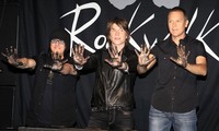 Dengan beberapa hits pop-rock yang paling populer di era 90-an, Goo Goo Dolls tentu layak mendapatkan tempat di Hollywood Rockwalk. REUTERS/Fred Prouser.