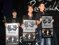 Para personel Goo Goo Dolls memamerkan hasil cetakan tangan mereka. REUTERS/Fred Prouser.