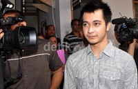 Saat memasuki ruang sidang, Eza Gionino tampak lesu. Noel.