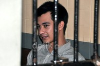 Bintang FTV itu termenung di balik jeruji besi. Noel.