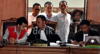 Eza terlihat berdiskusi dengan tim kuasa hukumnya. Noel.