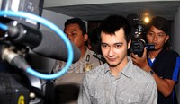 Artis 22 tahun ini mendapat pengawalan ketat dari polisi. Noel.