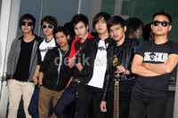 Bermodal vokalis baru Reihan dan satu tambahan gitaris, Rezka membuat mereka mencoba bangkit.