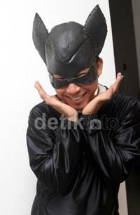 Bukannya seram, Batman ala Denny jadi tampil lebih imut. Gus Mun/detikHot.