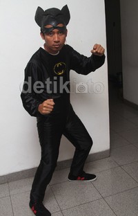Sesuai dengan gayanya yang kocak, kostum Batman yang dikenakan Denny juga jadi terlihat lucu. Gus Mun/detikHot.