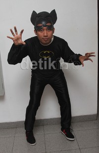 Batman kok terlihat mau nyakar?. Gus Mun/detikHot.
