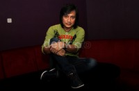 Tampil mengenakan t shirt hijau lengan panjang dipadu dengan celana jeans dan sepatu kets, Katon terlihat casual.