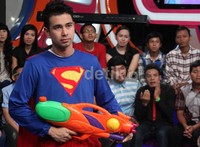 Bergaya ala Superman, tapi kok Raffi bawa senjata mainan ya? Gus Mun/detikHot.