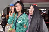 Ardina Rasti di dampingi sang ibu menyempatkan hadir dalam sidang perkara penganiayaan dengan terdakwa Eza Gionino. (Noel).