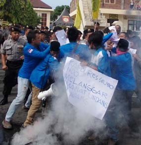 Demo PMII Anti Kapolres Situbondo Sempat Ricuh