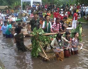 Perkusi Apung 4 Jam Non Stop SMAN Kejayan Sedot Perhatian Warga