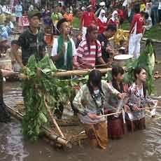 Perkusi Apung 4 Jam Non Stop SMAN Kejayan Sedot Perhatian Warga