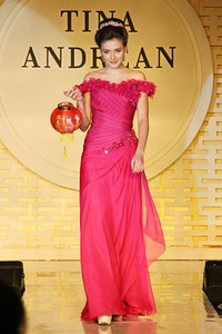 Jakarta, Indonesia - 03 Mei. Tina Andrean The Emperor Trunk Show 2013 at Grand Ballroom Hotel Mandarin Oriental. 03 Mei 2013. Jakarta. [Foto: Mohammad Abduh/Wolipop]