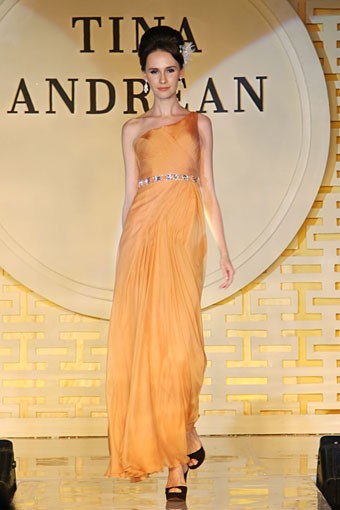 Jakarta, Indonesia - 03 Mei. Tina Andrean The Emperor Trunk Show 2013 at Grand Ballroom Hotel Mandarin Oriental. 03 Mei 2013. Jakarta. [Foto: Mohammad Abduh/Wolipop]
