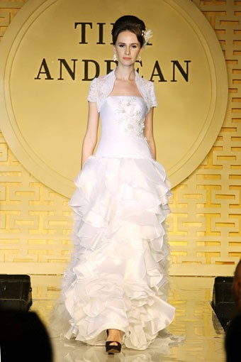 Jakarta, Indonesia - 03 Mei. Tina Andrean The Emperor Trunk Show 2013 at Grand Ballroom Hotel Mandarin Oriental. 03 Mei 2013. Jakarta. [Foto: Mohammad Abduh/Wolipop]