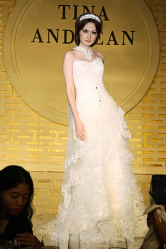 Jakarta, Indonesia - 03 Mei. Tina Andrean The Emperor Trunk Show 2013 at Grand Ballroom Hotel Mandarin Oriental. 03 Mei 2013. Jakarta. [Foto: Mohammad Abduh/Wolipop]