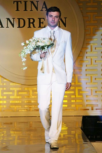 Jakarta, Indonesia - 03 Mei. Tina Andrean The Emperor Trunk Show 2013 at Grand Ballroom Hotel Mandarin Oriental. 03 Mei 2013. Jakarta. [Foto: Mohammad Abduh/Wolipop]