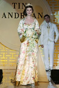 Jakarta, Indonesia - 03 Mei. Tina Andrean The Emperor Trunk Show 2013 at Grand Ballroom Hotel Mandarin Oriental. 03 Mei 2013. Jakarta. [Foto: Mohammad Abduh/Wolipop]