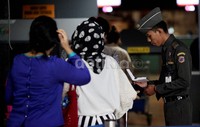 Seorang petugas tiket, mengecek tiket penumpang di Terminal Keberangkatan 2F Bandara Internasional Soekarno-Hatta, Tangerang.