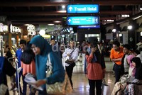Para penumpang harus rela membeli tiket pesawat lebih mahal dari harga biasanya.