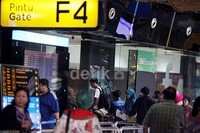 Memasuki libur panjang Paskah dan akhir pekan, suasana Bandara Internasional Soekarno-Hatta, Tangerang, relatif normal dan tidak adanya penumpukan penumpang.