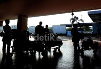 Sejumlah penumpang membawa perlengkapan barang di atas kereta dorong, yang akan disimpannya kedalam bagasi pesawat.