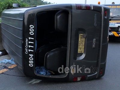 Mobil Travel Terbalik di KM 69 Tol Purbaleunyi