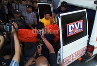 Jenazah dibawa keluar dari RS Bhayangkara menggunakan mobil Disaster Victim Identification (DVI) dan dikawal dua bus Polda Jateng serta dua mobil patroli jalan raya.