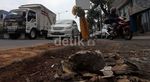 Awas, Jalan Rusak di Dewi Sartika