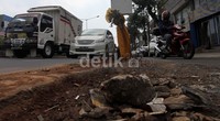 Kondisi jalan seperti ini bisa membahayakan pengguna jalan.
