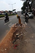 Awas, Jalan Rusak di Dewi Sartika