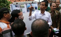  Gubernur DKI Jakarta, Jokowi dengan mimik serius menjelaskan penataan kampung dengan menawarkan konsep kampung deret.